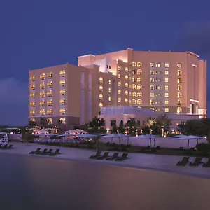 Отель Traders Hotel, ****